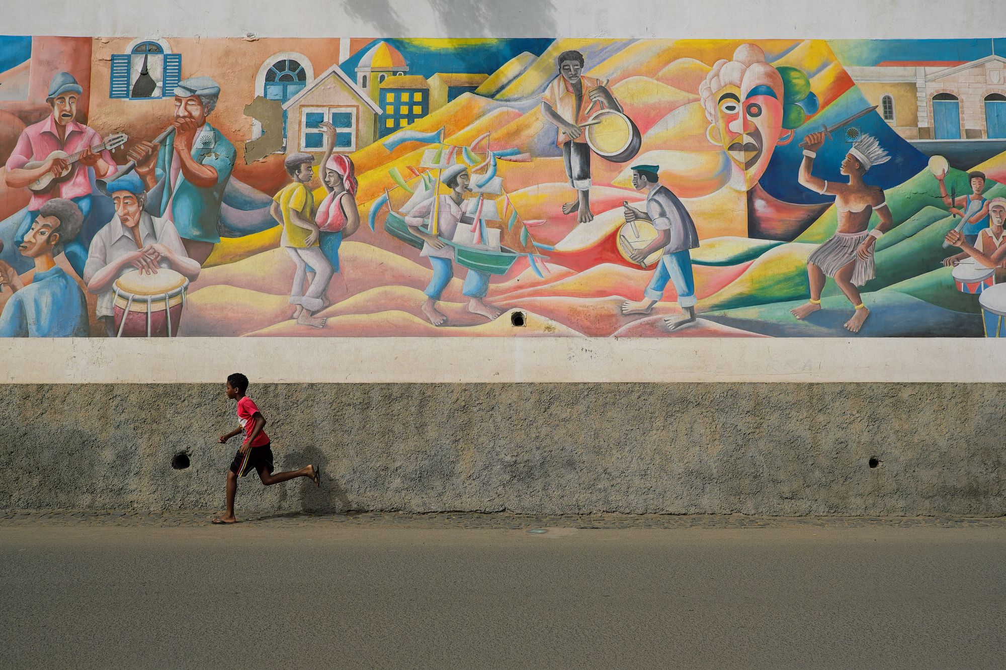 A boy and a mural in Cabo Verde